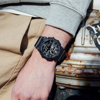 Primo piano dell'orologio analogico GA-010-1A1 al polso di un uomo