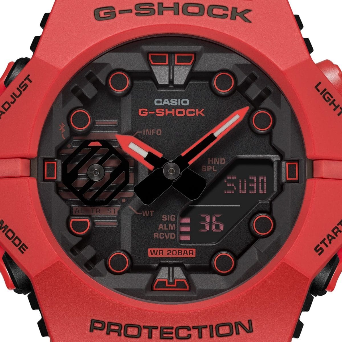 Primo piano della cassa dell'orologio G-SHOCK GA-B001-4A con indicazione dell'ora analogica nera e indici rossi