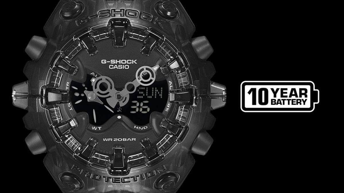 Il G-SHOCK GA-V01SKE-8AER è dotato di una batteria con una durata fino a 10 anni e di un quadrante analogico-digitale con grandi indici che si sovrappongono al vetro.