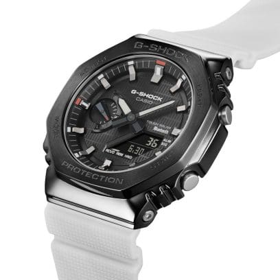 Vista laterale dell'orologio da polso CASIO GBM-2100B-7A con una vista dei pulsanti del display sul lato