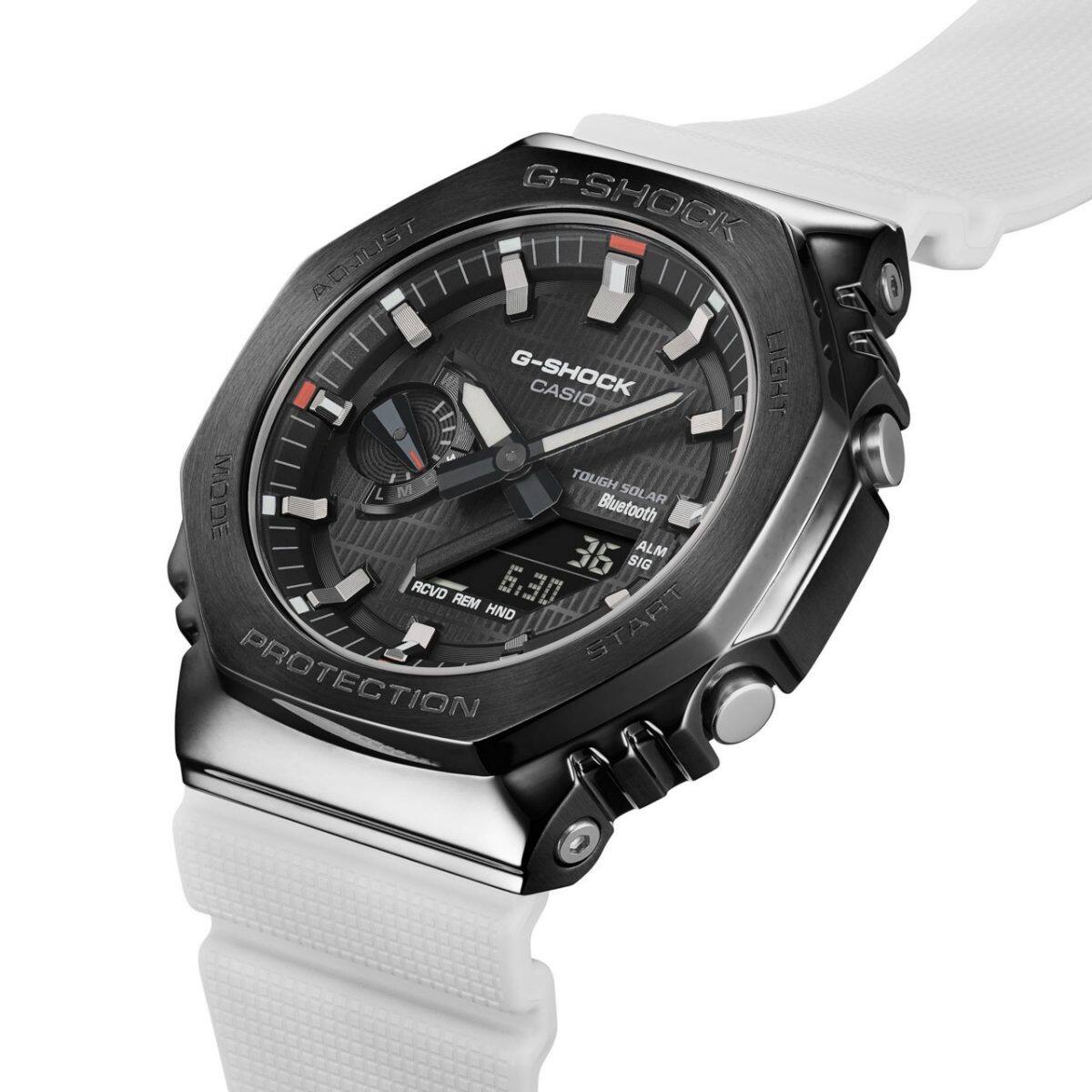 Vista laterale dell'orologio da polso CASIO GBM-2100B-7A con una vista dei pulsanti del display sul lato