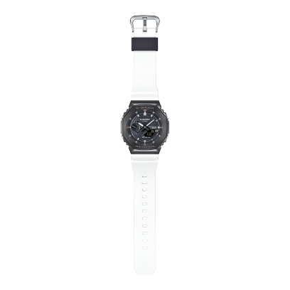 Vista completa dell'orologio da polso ibrido G-STEEL GBM-2100B-7A con cassa nera, quadrante nero e cinturino in resina bianca