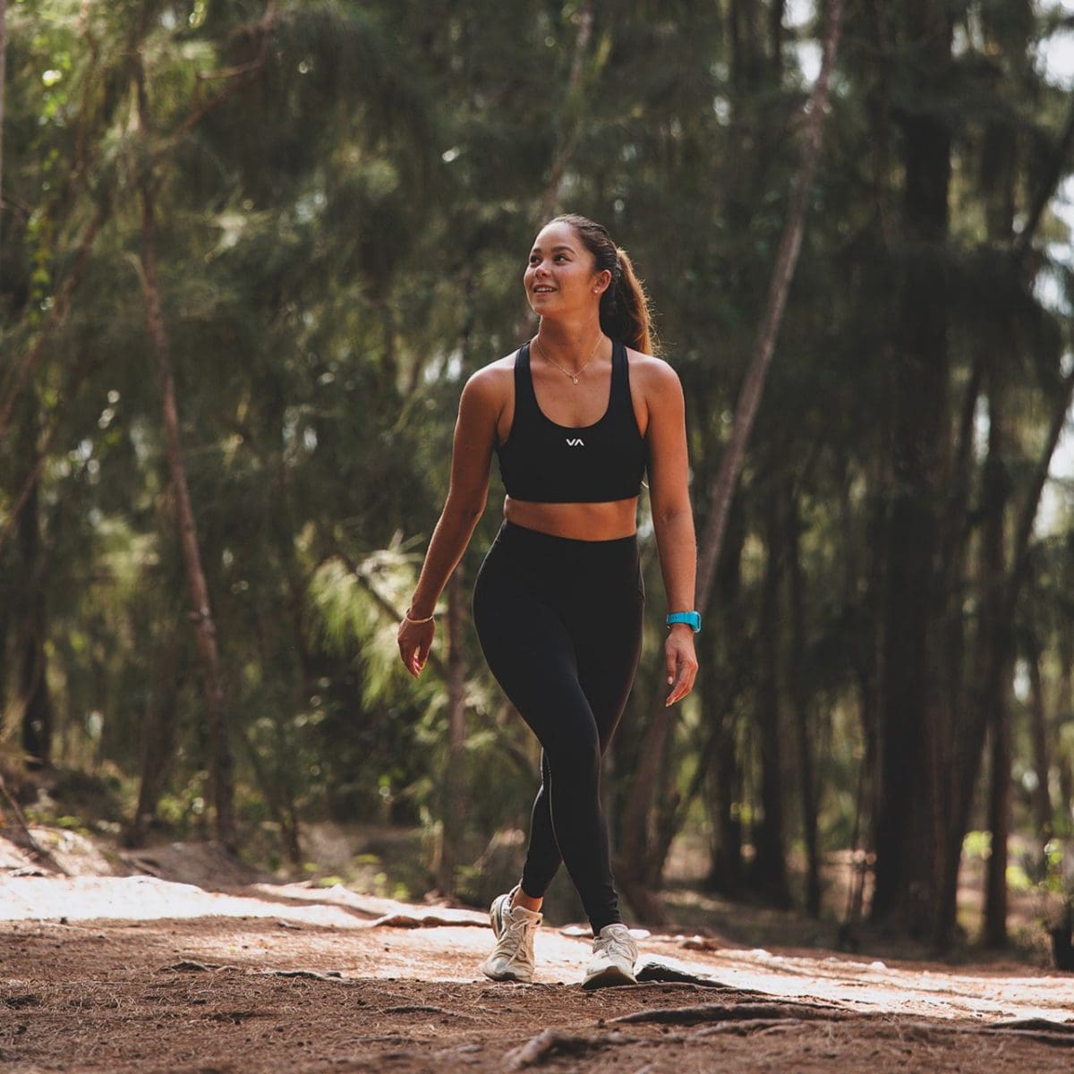 Il GLX-S5610-2 al polso di una donna che corre in una foresta in abbigliamento sportivo
