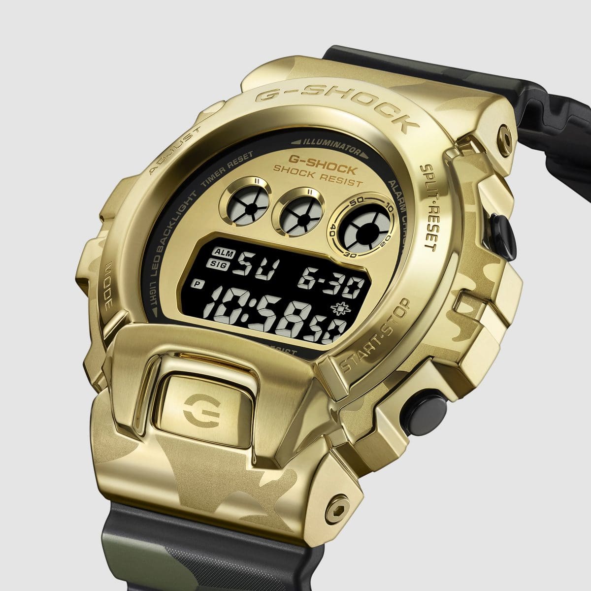 La superficie della cassa dell'orologio da polso GM-6900CMG-3ER presenta sia una finitura liscia che spazzolata ed è decorata con un motivo mimetico inciso al laser