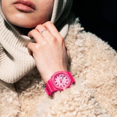 Una donna indossa il GMA-P2100PP-4AER al polso e indossa una giacca beige.