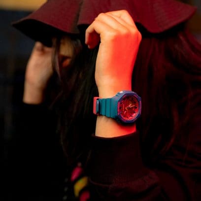  L'orologio G-SHOCK GMA-S2100BS-3A al polso di una modella