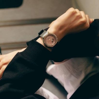 Primo piano del GM-S2110-4AER al polso sinistro di una donna. Indossa l'orologio abbinato a una felpa nera.