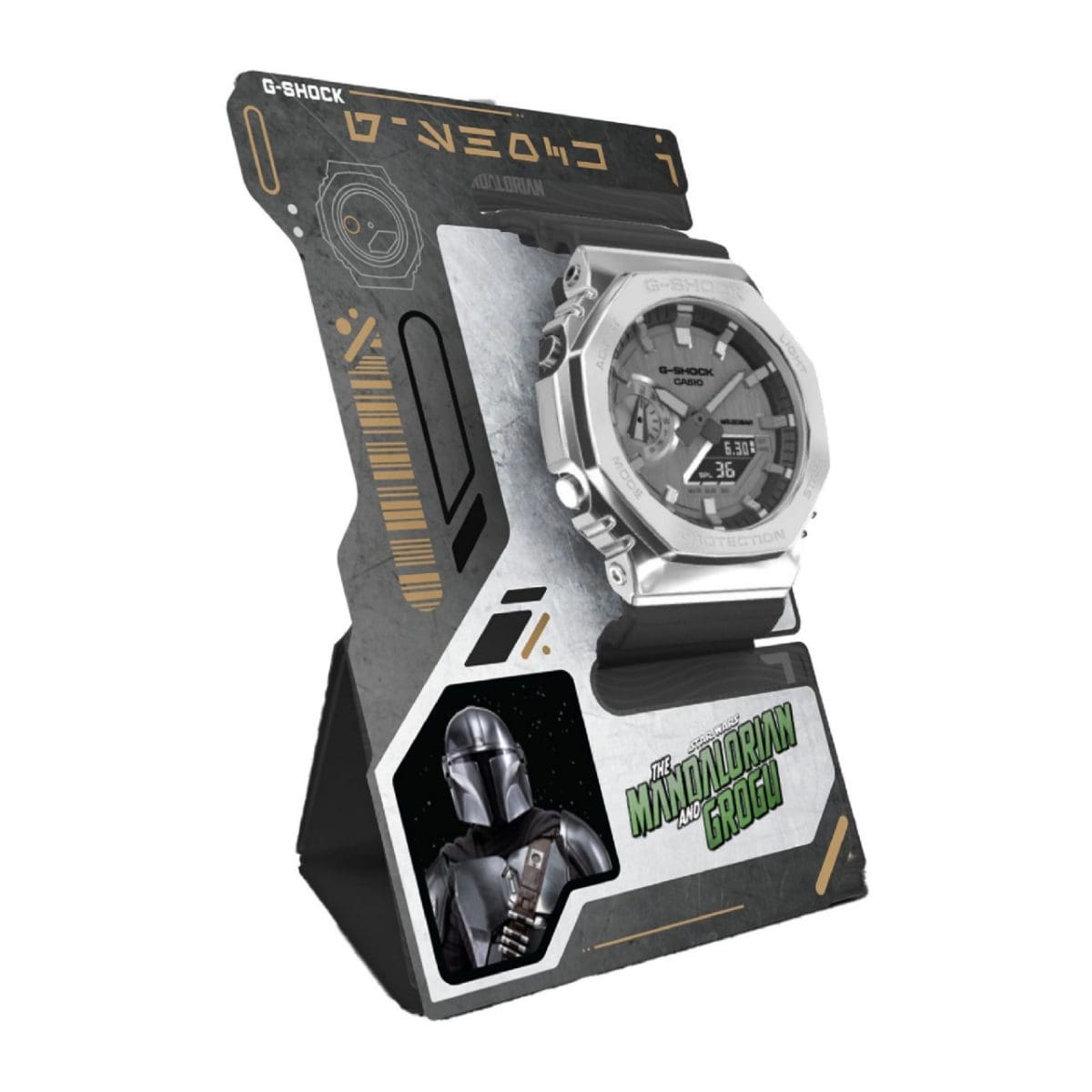 L'orologio da polso G-SHOCK GM-2100-1A-MAN è montato su un supporto pieghevole, sul quale è anche raffigurata l'immagine del Mandaloriano.