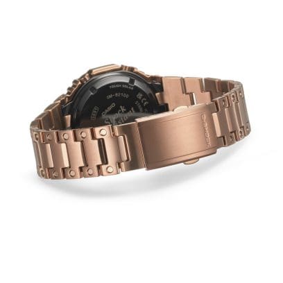 L'orologio solare GM-B2100GD-5A con cinturino chiuso e vista del retro della cassa e della chiusura one-touchdel cinturino