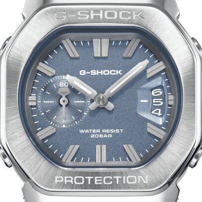Gli indici e le lancette sul quadrante blu dell'orologio da polso GMC-2500D-1A2 sono argentati