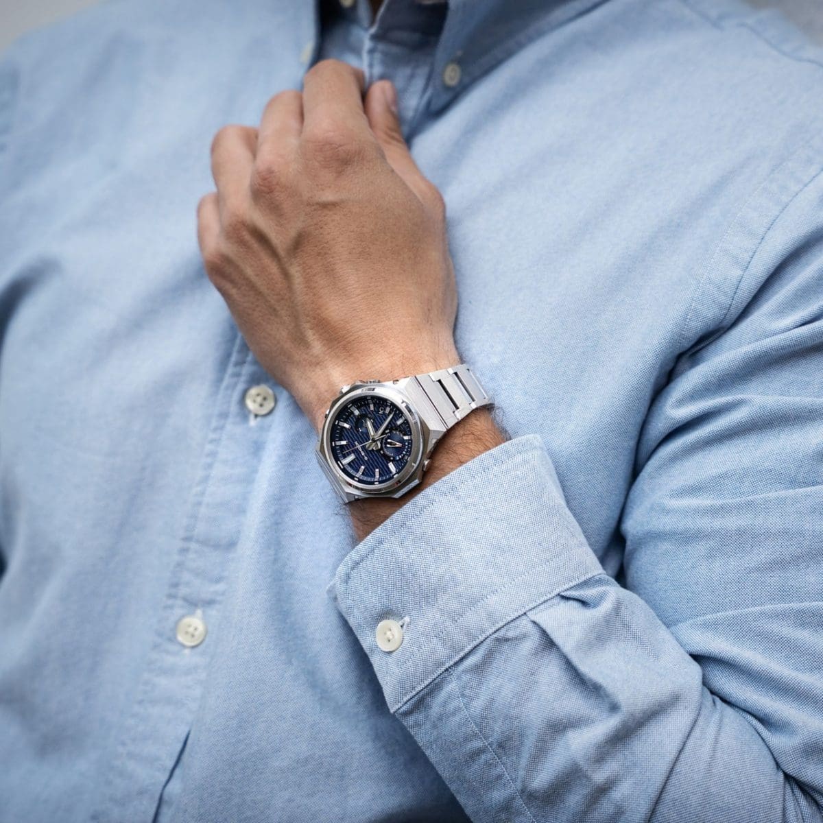 Un uomo con una camicia azzurra indossa il GST-B1000D-2AER al polso