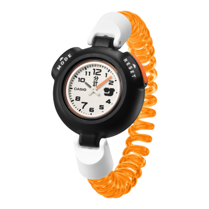 Vista frontale dell'orologio da sauna SAN-100H-7BER con cinturino elastico arancione a spirale, connettore bianco alla cassa e cassa nera. I numeri sono visualizzati in nero sul quadrante bianco.