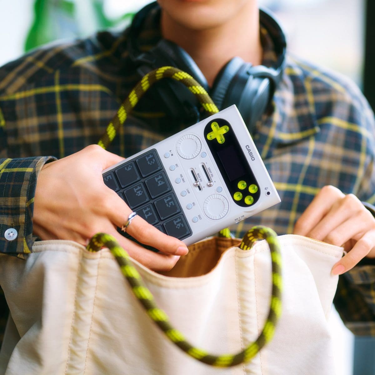 SXC-1を鞄から取り出している画像