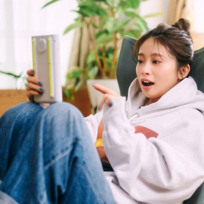 SXC-1の操作を楽しんでいる女性の画像