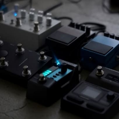 DN-SE10のレシーバーがエフェクターと接続された写真