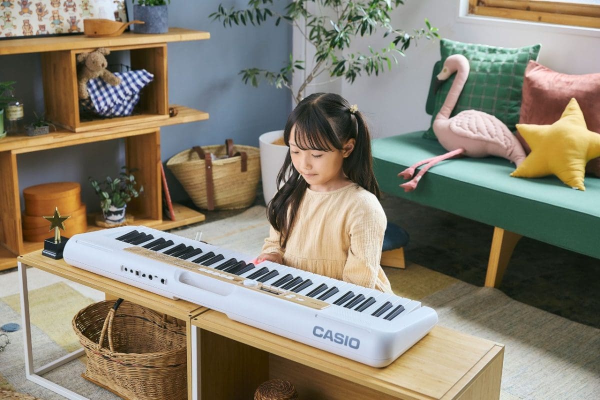 値下げ！CASIO LK-526 光ナビゲーションキーボード 黒 カバーち付き 送料無料 CASIO 光ナビゲーション搭載電子キーボード LK-526