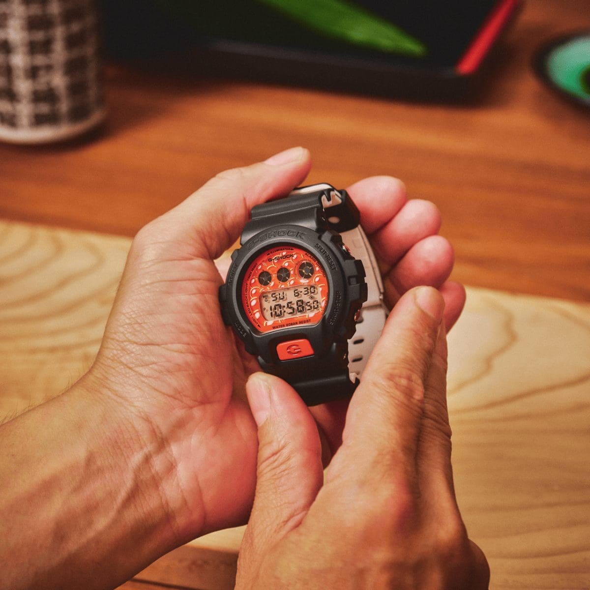 DW-6900SSH-1 ラウンドフォルムをいくらの軍艦巻きに見立てたデザイン