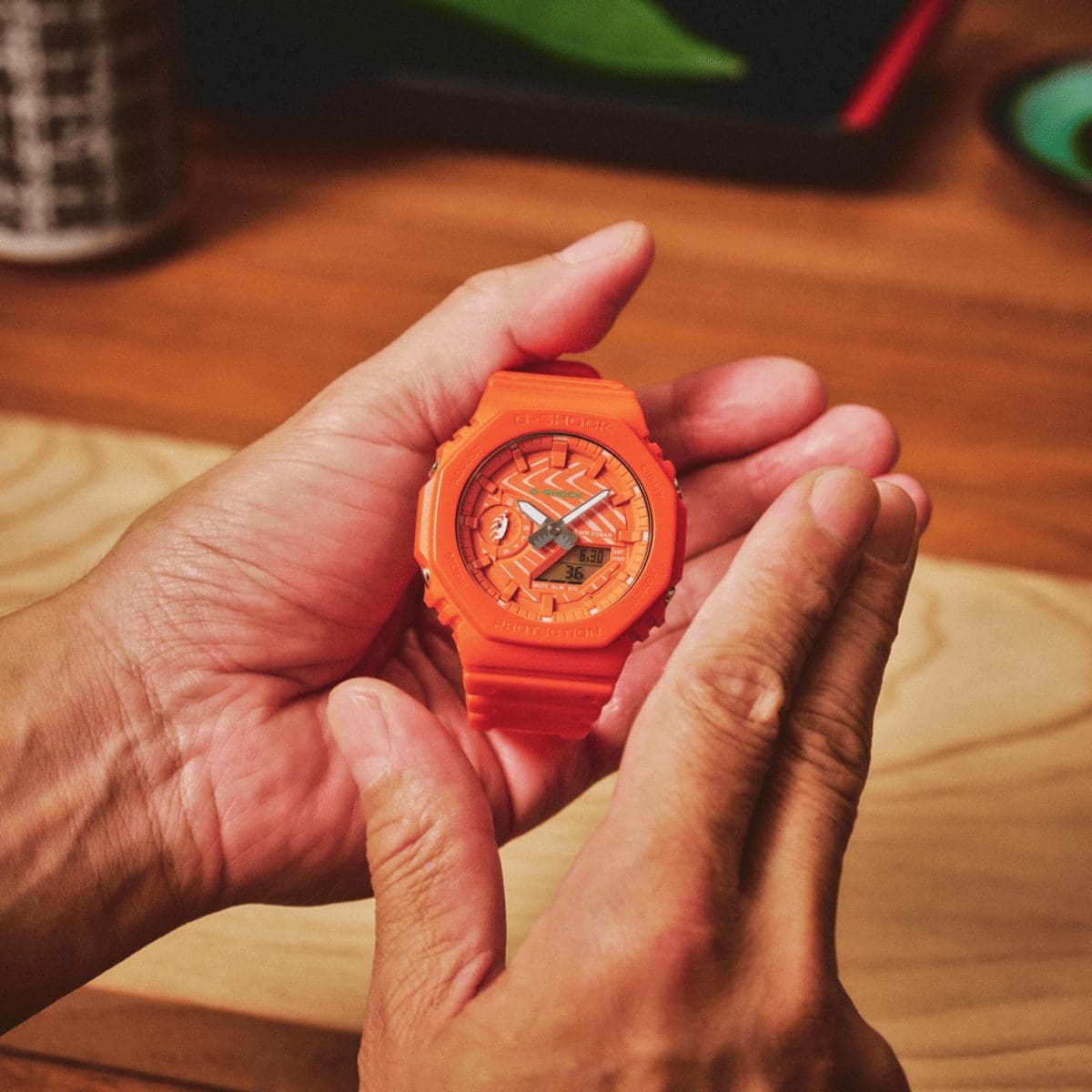 GA-2100SSH-4A 新鮮なサーモンの色合いを鮮やかなオレンジで表現