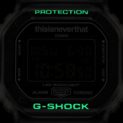 DW-5600TNT-7 នៅក្នុងទីងងឹត ផ្ទៃដែលបញ្ចេញពន្លឺហ្វ្លុយអូរ៉េសង់បង្ហាញពីពាក្យ PROTECTION និង G-SHOCK ដែលបំភ្លឺនៅផ្នែកខាងលើ និងខាងក្រោមនៃកងមុខនាឡិកា