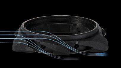 ECB-2200RC-1A9 ការរចនាប្រអប់នាឡិកាស្រោបដោយជ័រធ្វើពីសរសៃកាបូន ដែលមានការរចនាបំផុសគំនិតតាមលំហូរខ្យល់បក់ផាត់ជុំវិញរថយន្ដប្រណាំង formula