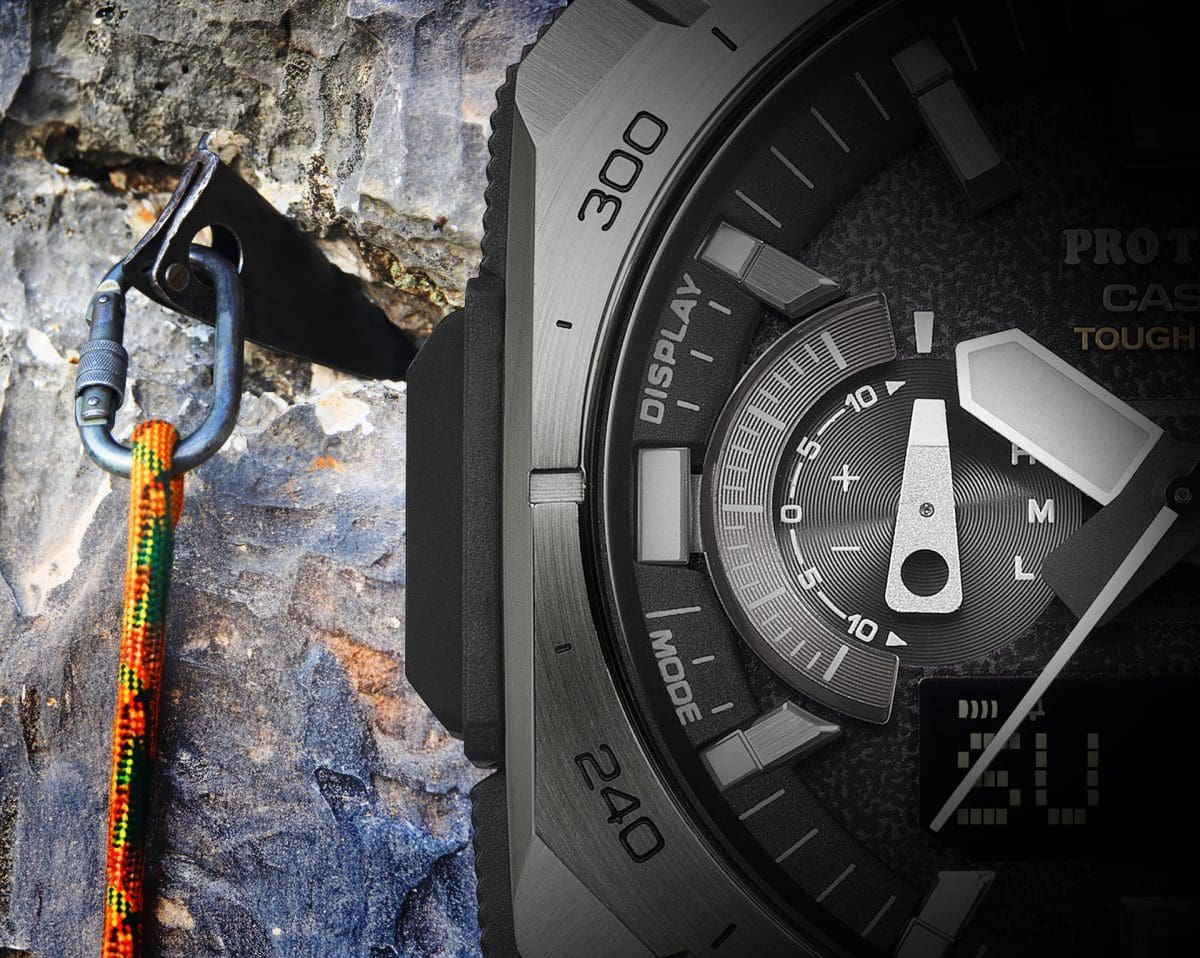 PRW-B1000B-2 El indicador en el dial interior en la posición de las 9 evoca la clavija de alpinismo, un símbolo de la evolución del equipo de alpinismo en la década de 1970. * En la imagen, se muestra el PRW-B1000-1.