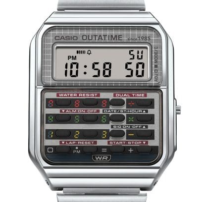 CA-500WEBF-1A يتضمن تصميم الواجهة عناصر تصميمية مستوحاة من سيارة DeLorean الشهيرة في الفيلم. وتُحاكي الألوان المختلفة التي تزيّن الأزرار دوائر الزمن المُستخدمة لتعيين التاريخ والوقت لوجهة آلة الزمن.  #4