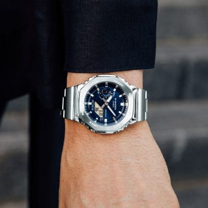 Reloj  para caballero Casio G-Shock GM-2110D-2B plateado y azul marino