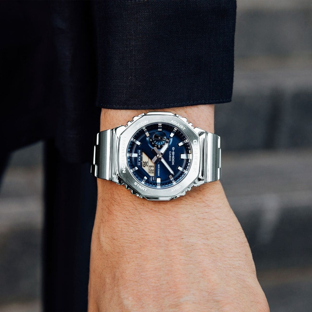 Reloj  para caballero Casio G-Shock GM-2110D-2B plateado y azul marino