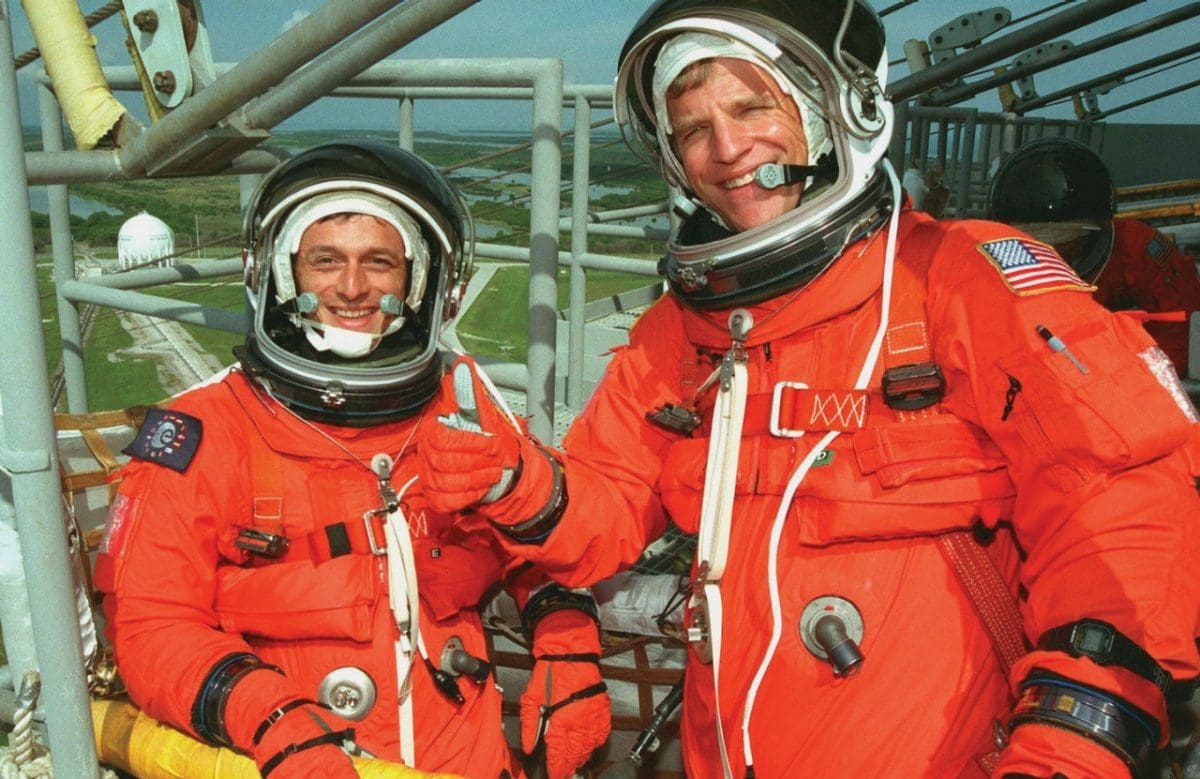 paginas internas del  Libro del 40th Aniversario de G-Shock