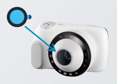 Foto's van de dermatologische camera van CASIO waarop een blauwe beschermfolie op de lens is aangebracht