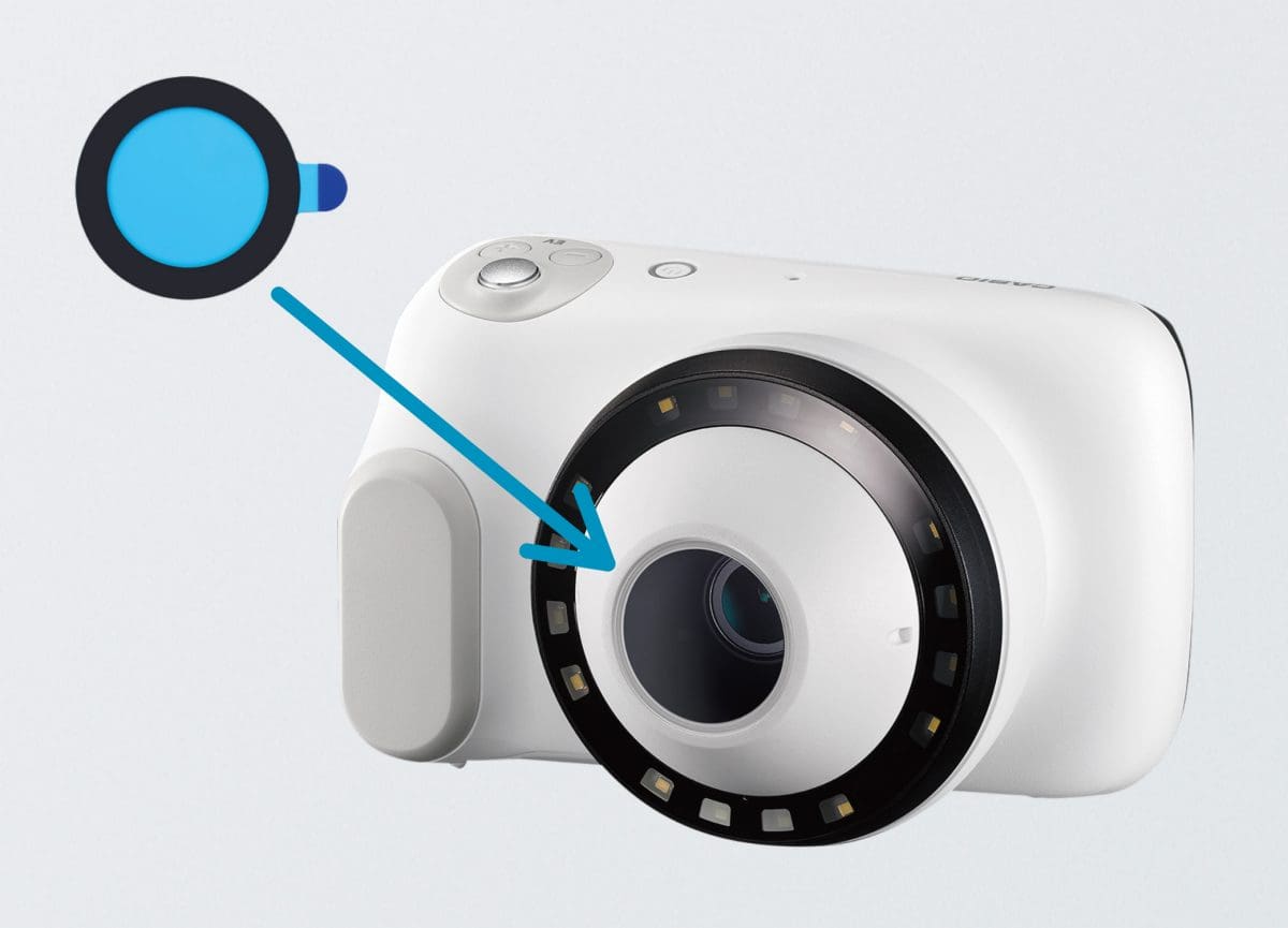 Foto's van de dermatologische camera van CASIO waarop een blauwe beschermfolie op de lens is aangebracht