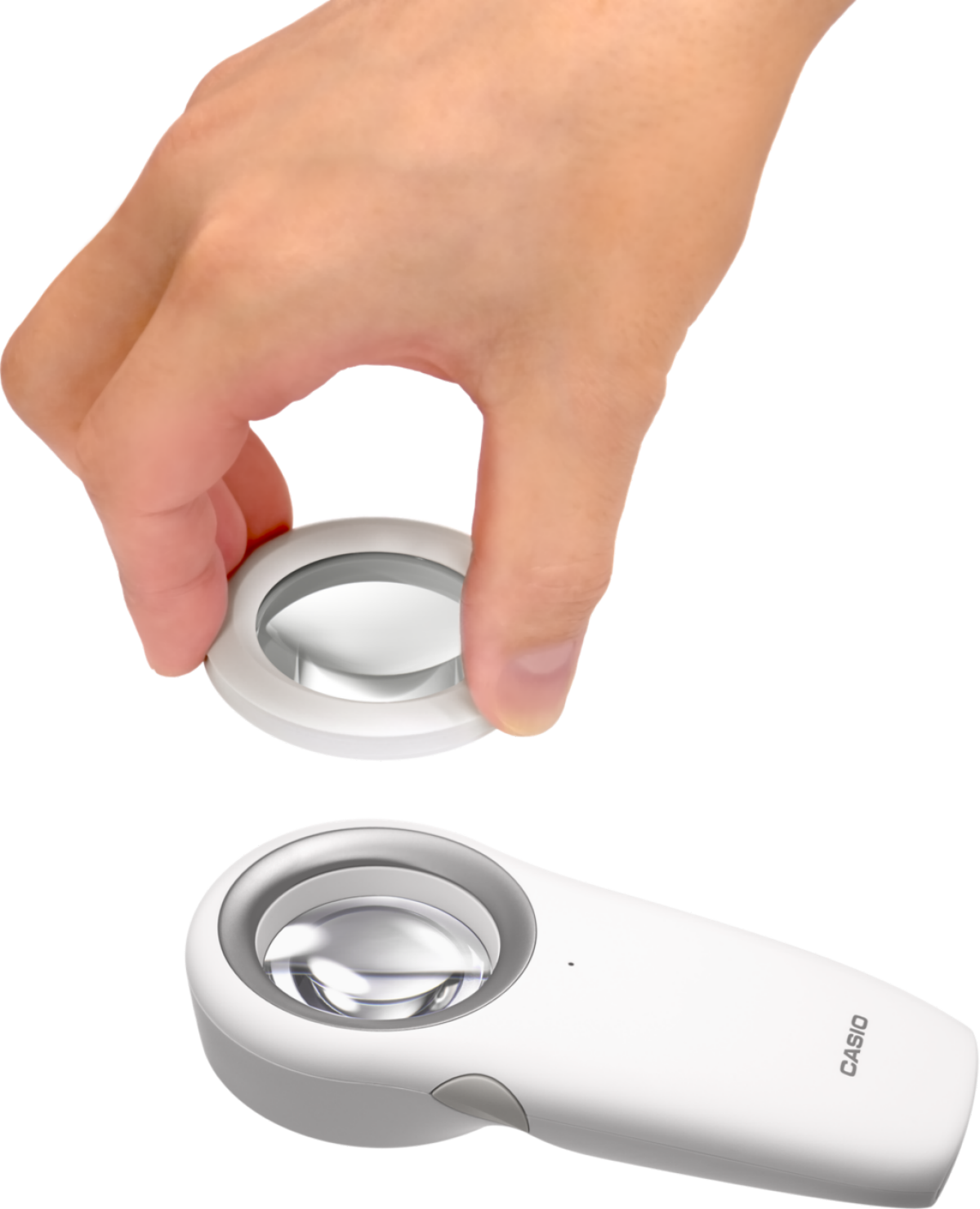 Iemand bevestigt de conversielens op de dermatologische microscoop.