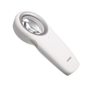Close-up van de dermatologische microscoop DZ-S50 met brede handgreep en groot vergrootglas.