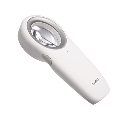 Close-up van de dermatologische microscoop DZ-S50 met brede handgreep en groot vergrootglas.