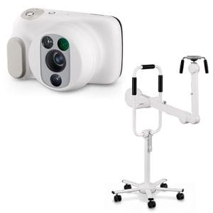 De witte gynaecologische camera met meerdere lenzen naast de standaard met vijf wieltjes en een zwenkbare arm  