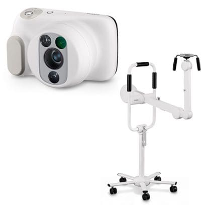 De witte gynaecologische camera met meerdere lenzen naast de standaard met vijf wieltjes en een zwenkbare arm  