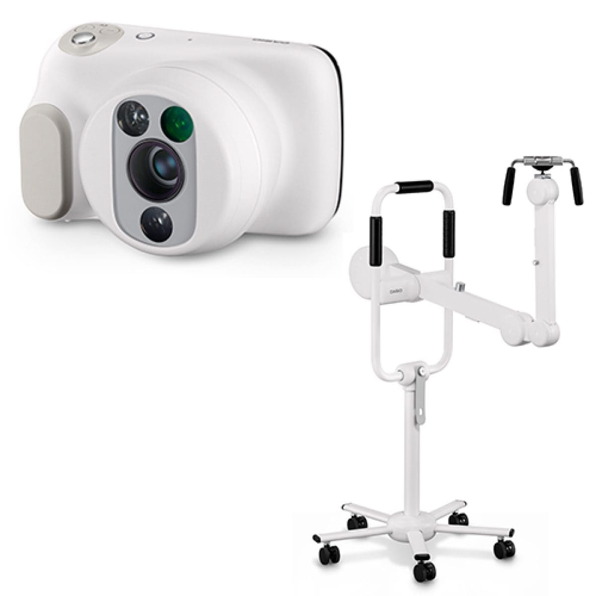 De witte gynaecologische camera met meerdere lenzen naast de standaard met vijf wieltjes en een zwenkbare arm  