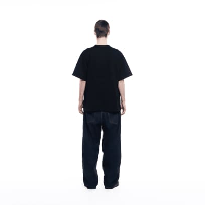 Achteraanzicht van een man die een GXFAB T-shirt draagt.