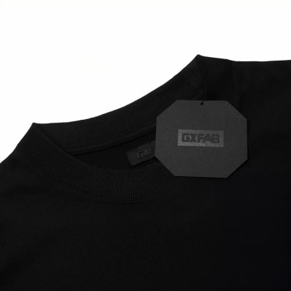 Een verwijderbaar zwart kartonnen label toont het GXFAB-logo.