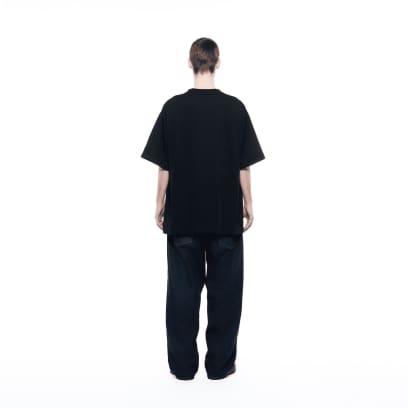 Achteraanzicht van een man die een GXFAB T-shirt draagt.