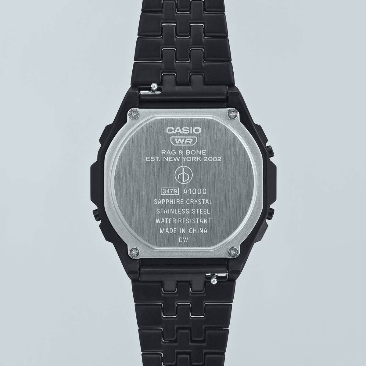 De gegraveerde achterkant van het “A1000RCB-1” digitale horloge van CASIO Vintage Collection en Rag 'n' Bone 