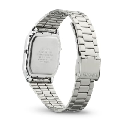 Achteraanzicht van de AQ-230A-7DMQ met CASIO-gravure op de gesloten sluiting
