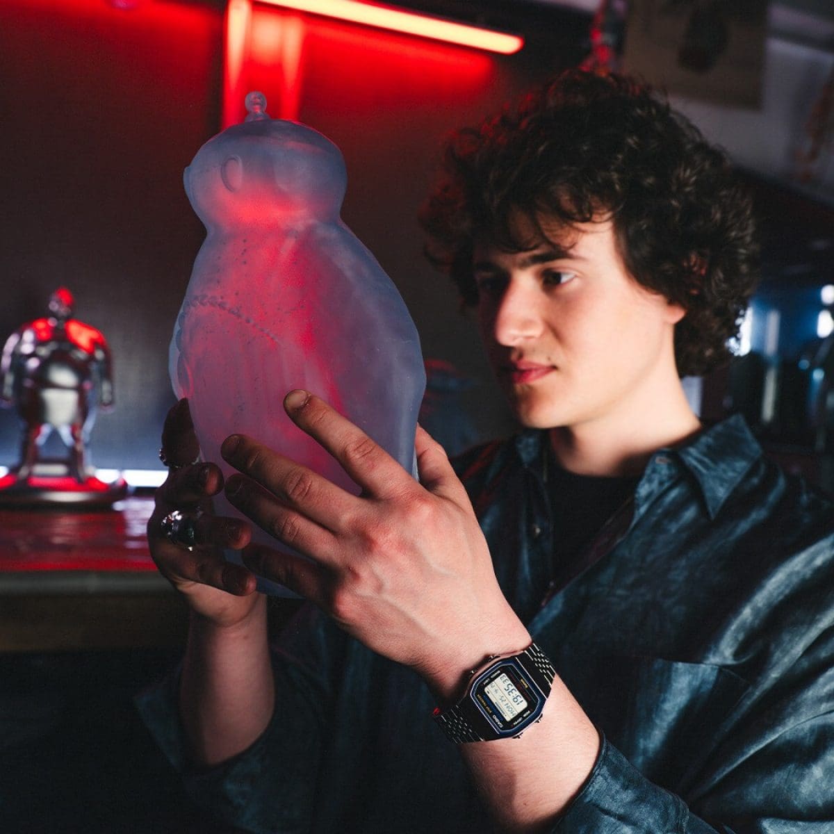 Een man kijkt geconcentreerd naar het transparante beeld dat hij in zijn hand houdt terwijl hij de ABL-100WE-1A draagt.