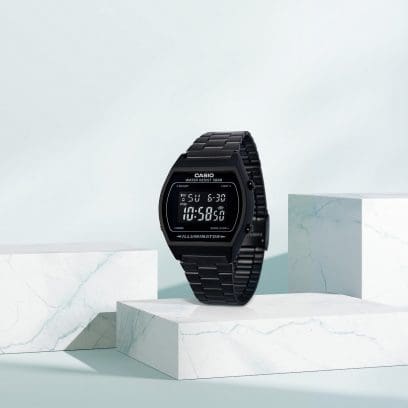 Het zwarte digitale horloge “B640WB-1B” op een marmeren voetstuk
