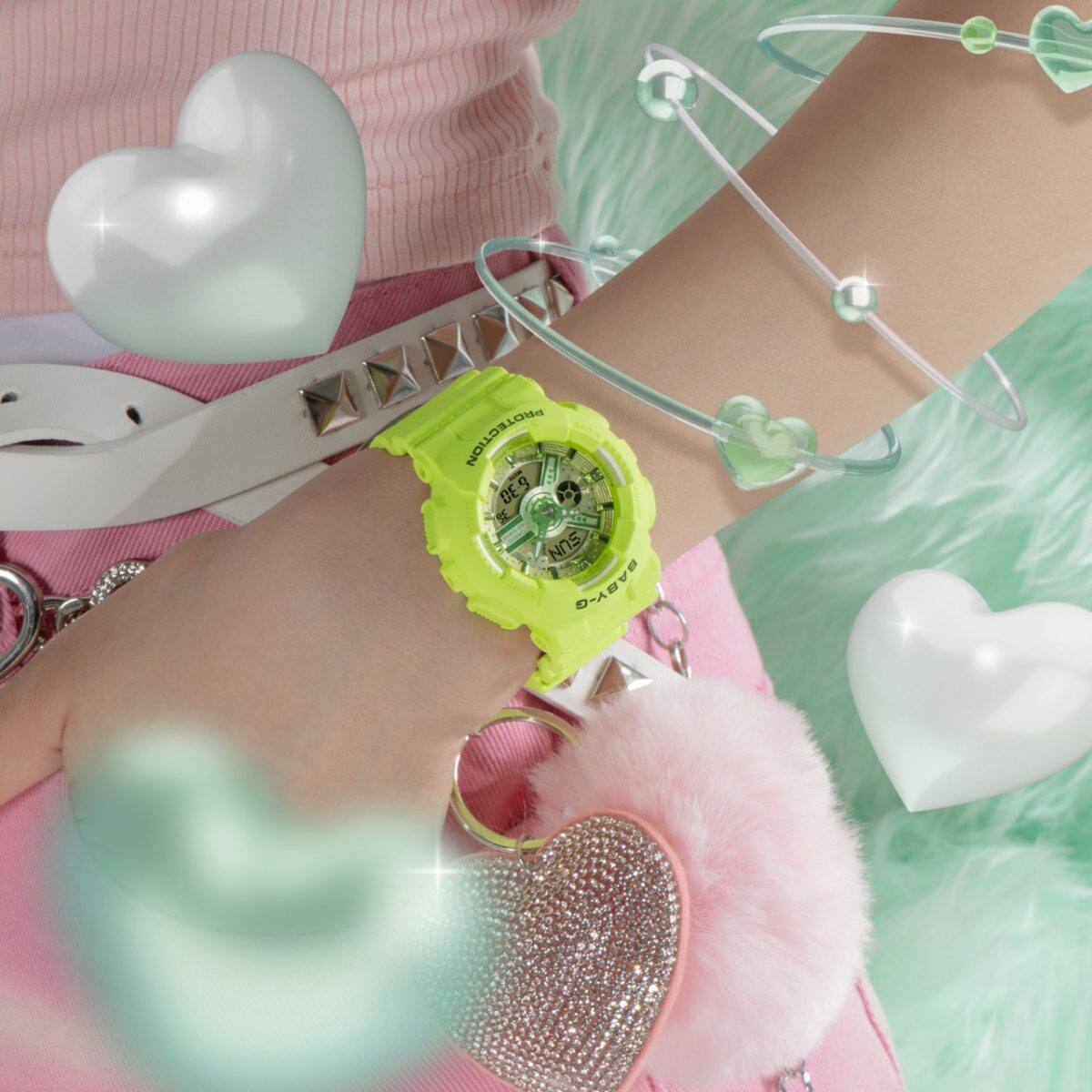 Baby-G polshorloge “BA-110YK-3A” in neon groen om de pols van een vrouw