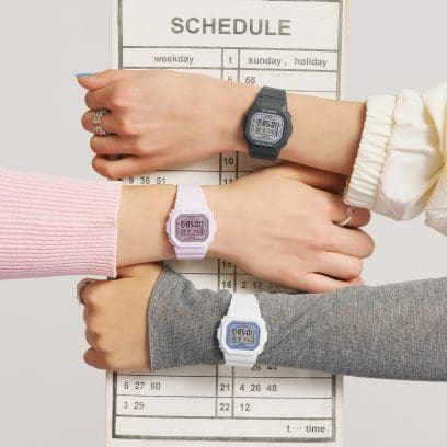 Drie vrouwen dragen elk een BABY-G-polshorloge in wit, roze en grijs, en tonen om de beurt een kalender.