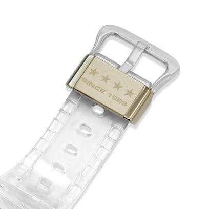 Close-up van het G-SHOCK logo en het opschrift “Since 1983” op de sluiting van het DW-5040RX-7 jubileumhorloge