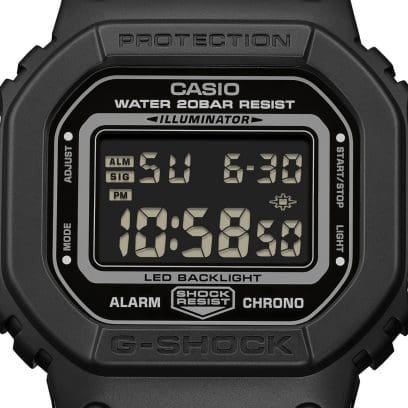 Detailopname van het digitale display van het zwarte G-SHOCK DW-5600MNC-1ER polshorloge met tijd- en datumweergave.