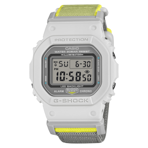 Vooraanzicht van het G-SHOCK DW-5600MNC-7A8ER polshorloge met witte kast, grijze band en gele accenten.