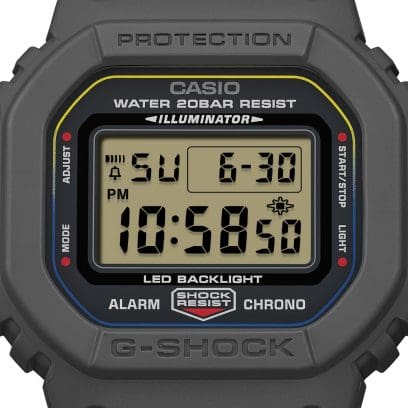 Detailopname van de digitale wijzerplaat van de G-SHOCK DW-5600MNC-8A2ER met een grijze kast.